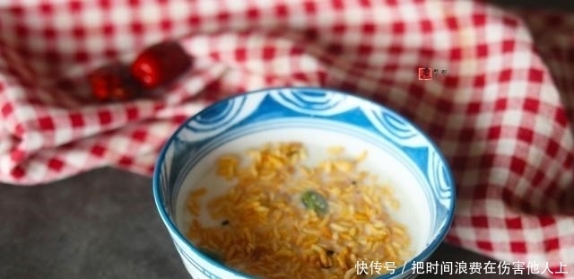 双皮奶,我从不在外面买,在家自己做,奶香又细腻,爽滑如布丁