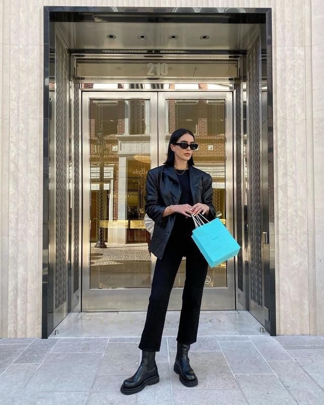 最近火了一种穿法叫“短靴+九分裤”，显高又飒爽，时髦一整冬