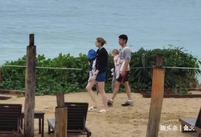 撒貝寧用刀剝蒜!刀面壓蒜手握拳重錘,驚得身旁眾人直呼小心手