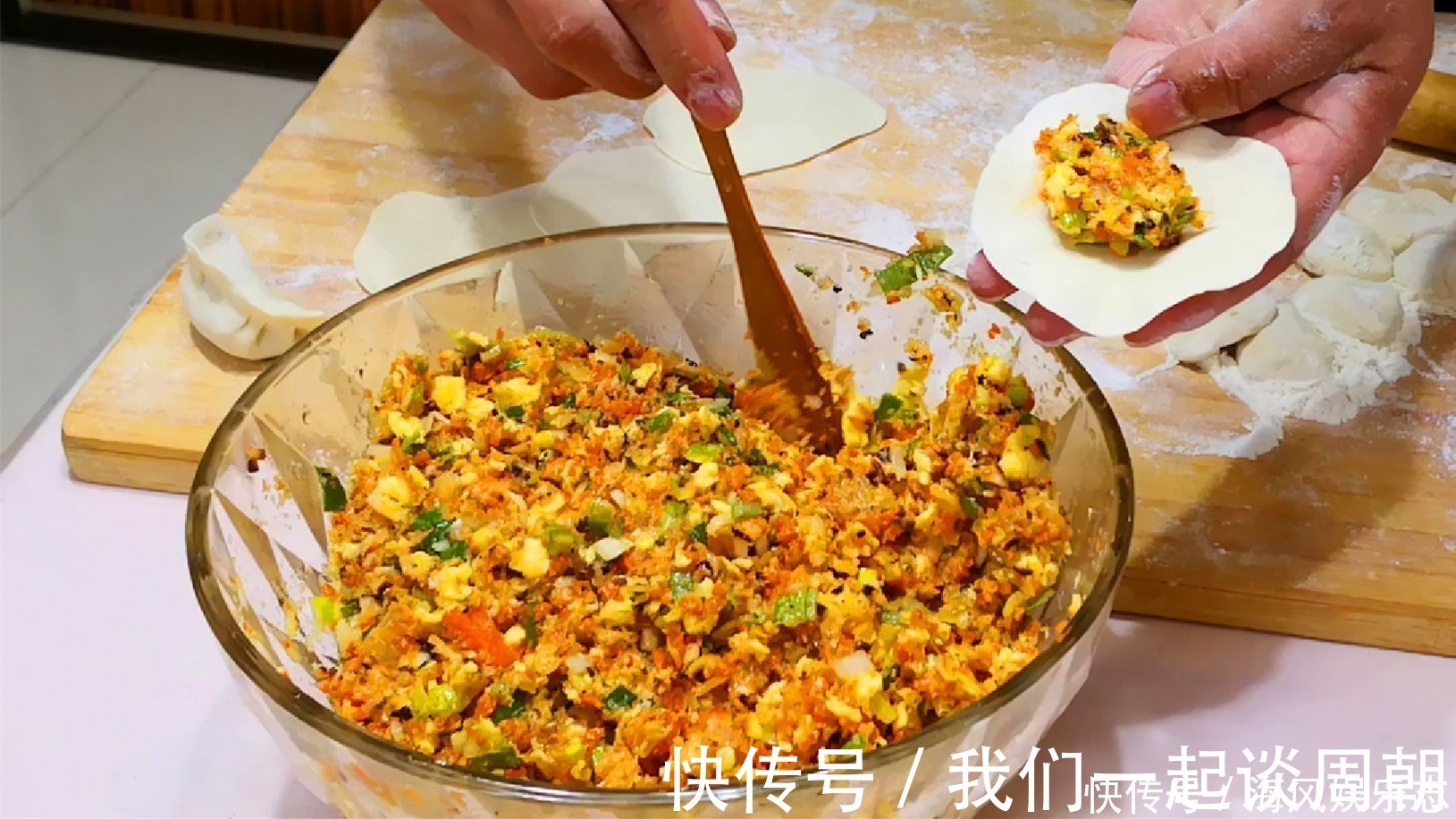 搅拌均匀|白菜饺子好吃有秘诀，学会如此调馅，味道格外鲜美，味精都省了