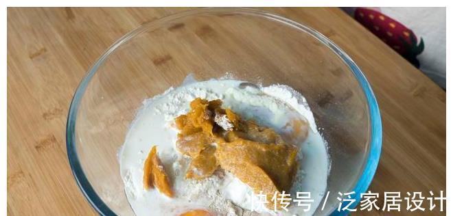 烤盘|红薯最好吃又简单的做法，打入2个鸡蛋，不用加水，出锅金黄诱人