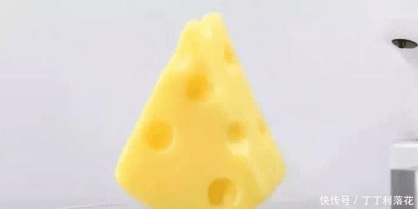 嘴角的下巴总是有白色的痘痘,且还连成一片,是螨虫吗