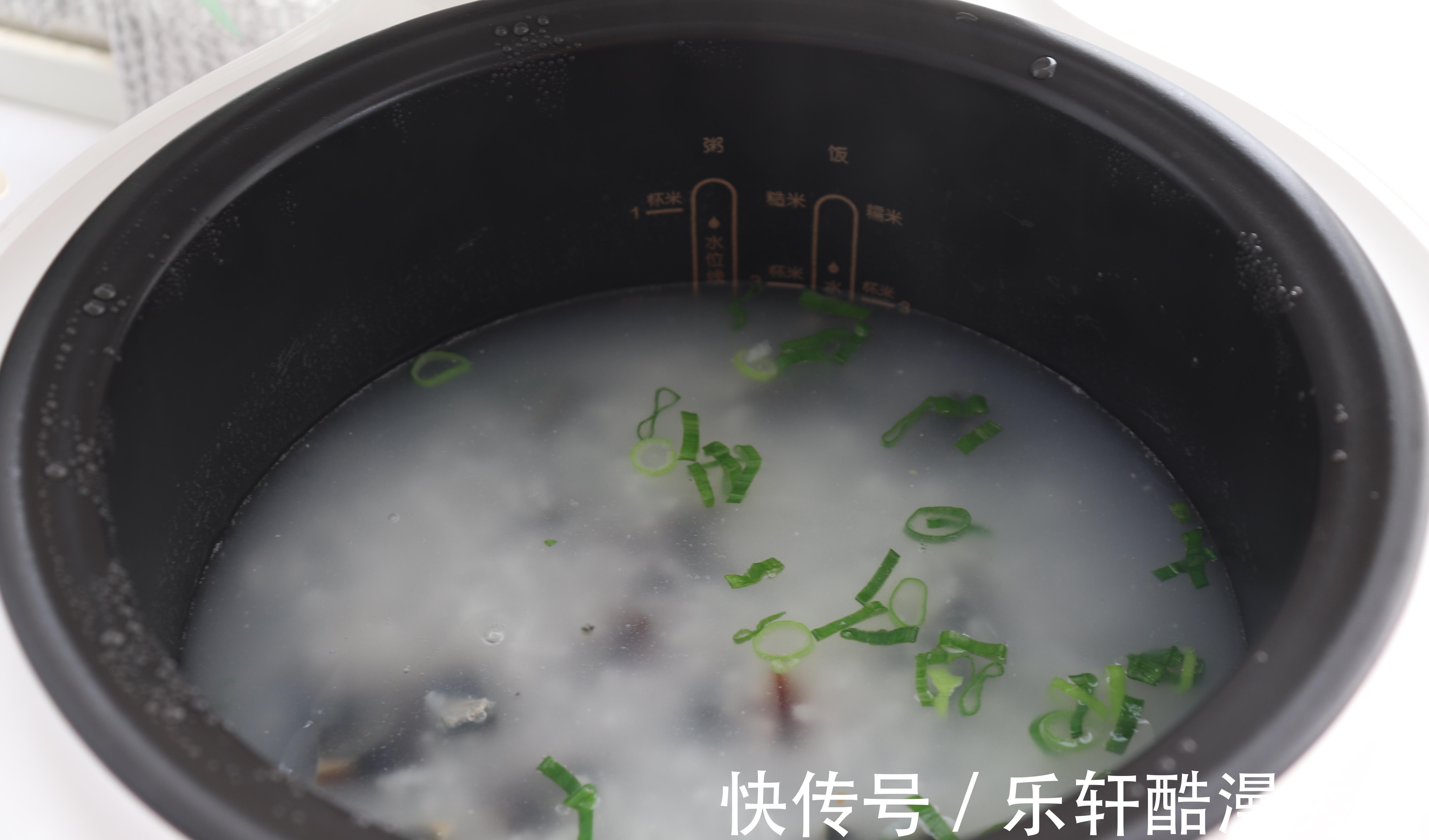 将皮蛋和鱼肉一起熬粥，营养鲜美，好消化好吸收，肠胃无负担