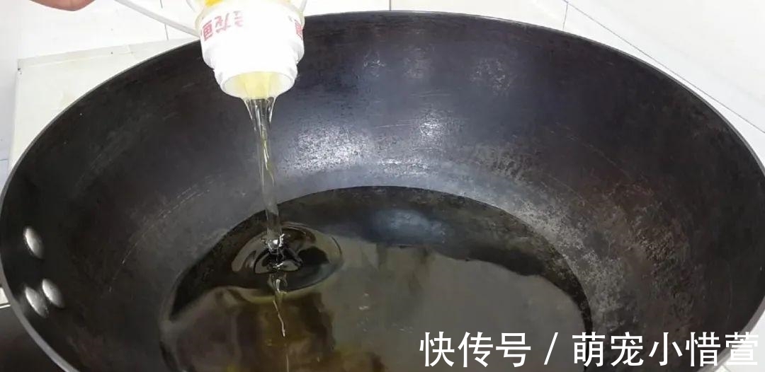 2个鸡蛋,3勺面粉,不用擀面,做出创意油炸饼,比吃油条还过瘾!