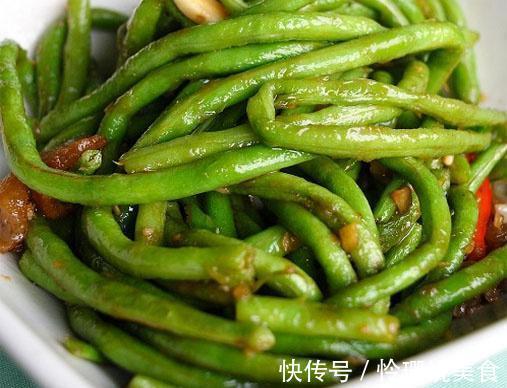 炒长豆角,直接下锅炒容易发黑,教你正确做法,豆角碧绿又脆嫩!