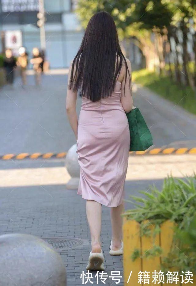 美女穿着简单的粉色吊带走大街,不知道赚了多少回头率