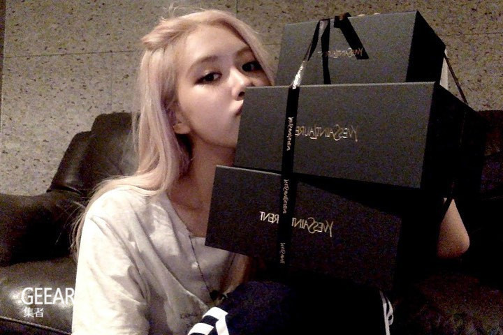 Rosé也多了美妆大使的头衔,毫无疑问是最适合她的品牌!