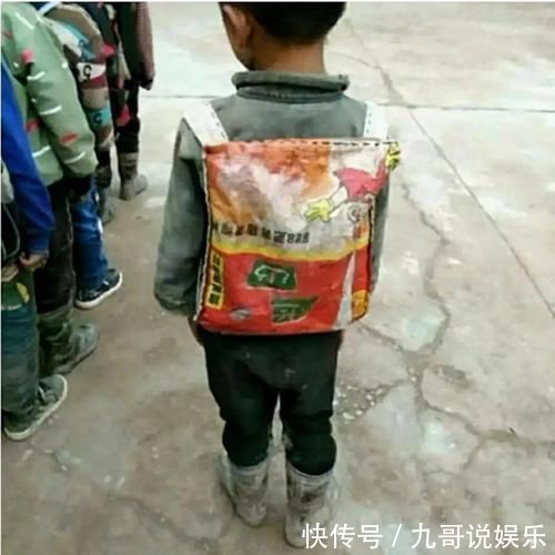 自信|两个穷人家的“自制书包”扎心了：一个让娃自信，一个让娃自卑
