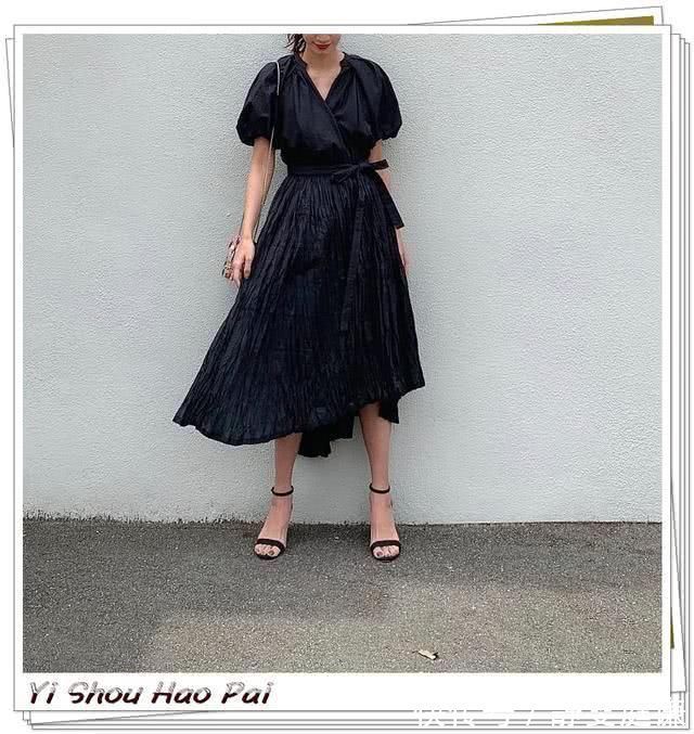 搭配 轻松而时尚，显瘦有气质裹身裙的搭配示范，谁穿谁美