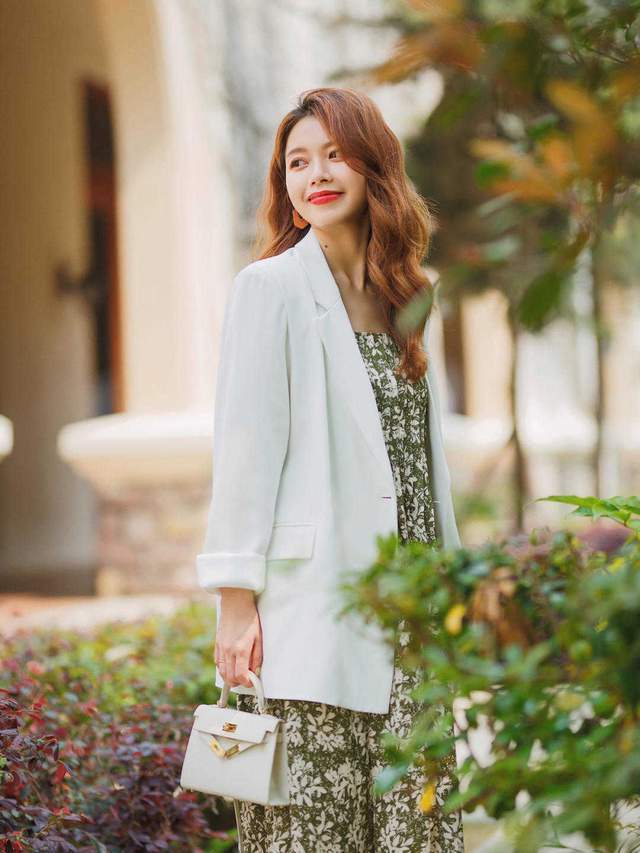 小蛮腰|初秋,2、30岁小姑娘这样穿,衬衫配印花裙简约洋气,氛围感十足