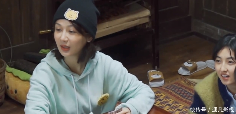 粗茶淡饭|继同款睡衣后,张艺兴和杨紫又穿同款雨衣,连何炅都忍不住撮合?