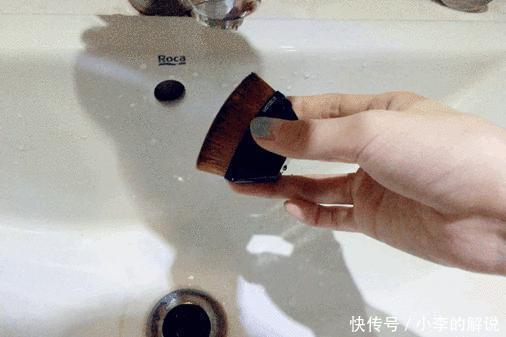 明星们丢弃“美妆蛋”改用“粉底刷”,化妆师透漏原因太吃粉!