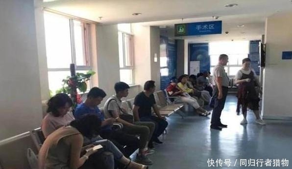 家属|23岁产妇分娩,产房外来了十几个家属,孩子出生后护士才知道真相