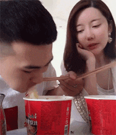 |搞笑GIF:日防夜防,损友难防,这一下恐怕半年都下不了床