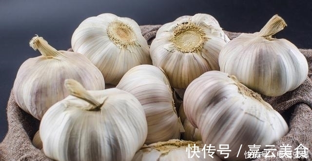 才知道大蒜可以这样保存,不会发芽,不会干瘪,大半年不会坏