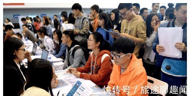 走红|女大学生凭实力走红，拍视频月入70万，“读书无用”再受争议