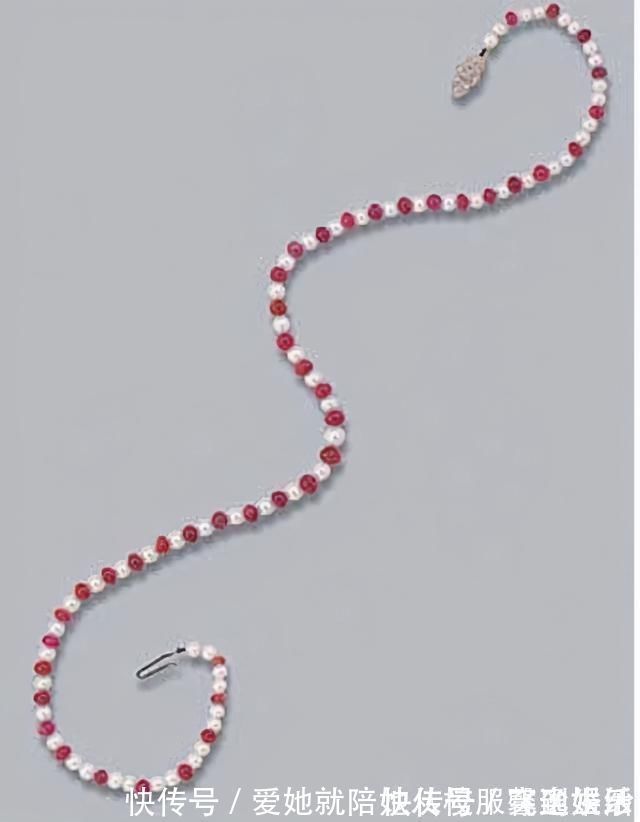 戒指#玛格丽特的那些红宝石首饰,此戒指被出售两次,是公主亲自设计的