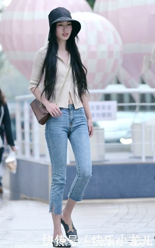穿搭|街拍时尚姑娘穿搭牛仔裤,喜欢搭配凉鞋,显瘦还提升气质