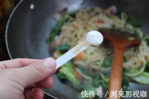 菜品|炒青菜时先放盐，还是出锅前再放盐吃错了浪费营养，伤害心血管