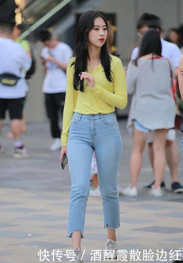 黄色针织上衣搭配八分牛仔裤,简约时尚,笑容迷人