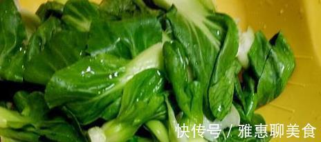 让青菜包子的绿色蔬菜变得绿色和新鲜,而且很香