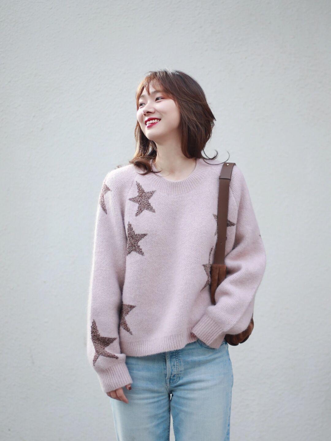 克莱因蓝 毛衣搭配时尚感加倍,4个实用款式,太适合日常出街穿了