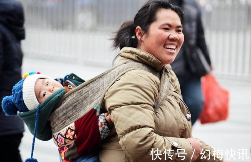 手推车|父母带孩子吃路边小吃,摊主不小心瞄到宝妈的挎包,心里不是滋味