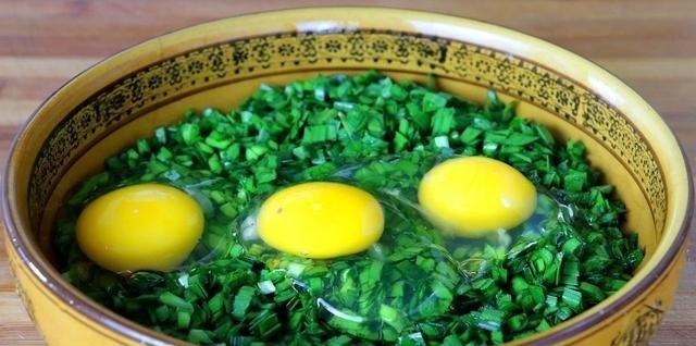 食用油|韭菜别炒着吃，加3个鸡蛋，教你1个新吃法，比吃肉还解馋