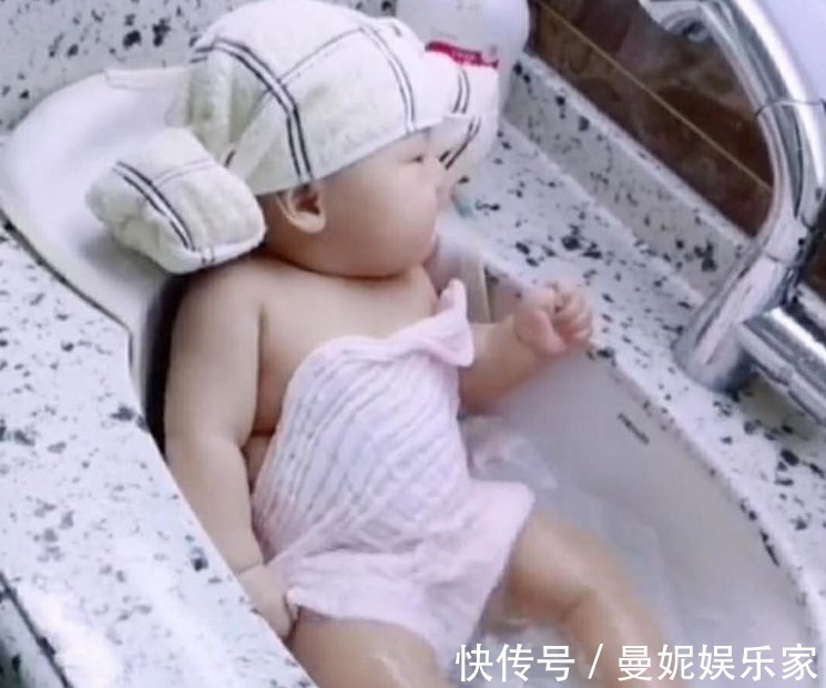 爸爸|宝妈将8个月女儿丢给孩子爸,爸爸发来几张照片,宝妈直接笑喷了