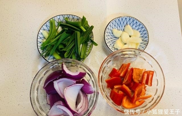 下饭|茶树菇除了炖汤,炒着吃更香,配上五花肉,咸香可口,下饭美味