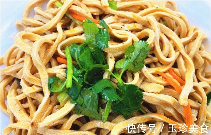 胡萝卜丝|凉拌千张时,别只会加辣椒油!加点它,千张又香又入味,超级下饭