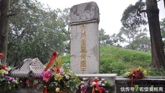 康熙祭拜孔子时不愿下跪, 一大臣挡住墓碑上一个字, 康熙下跪叩礼