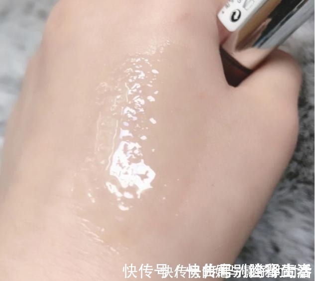 小技巧 氛围感美女唇妆是重点,口红谁都涂,配合小技巧颜值翻倍!