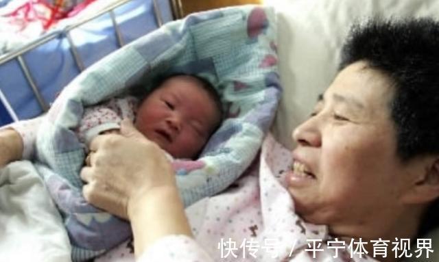 怀孕期间|男孩陪46岁妈妈待产,被医生夸赞孝顺,孕妈:他是宝宝的爸爸