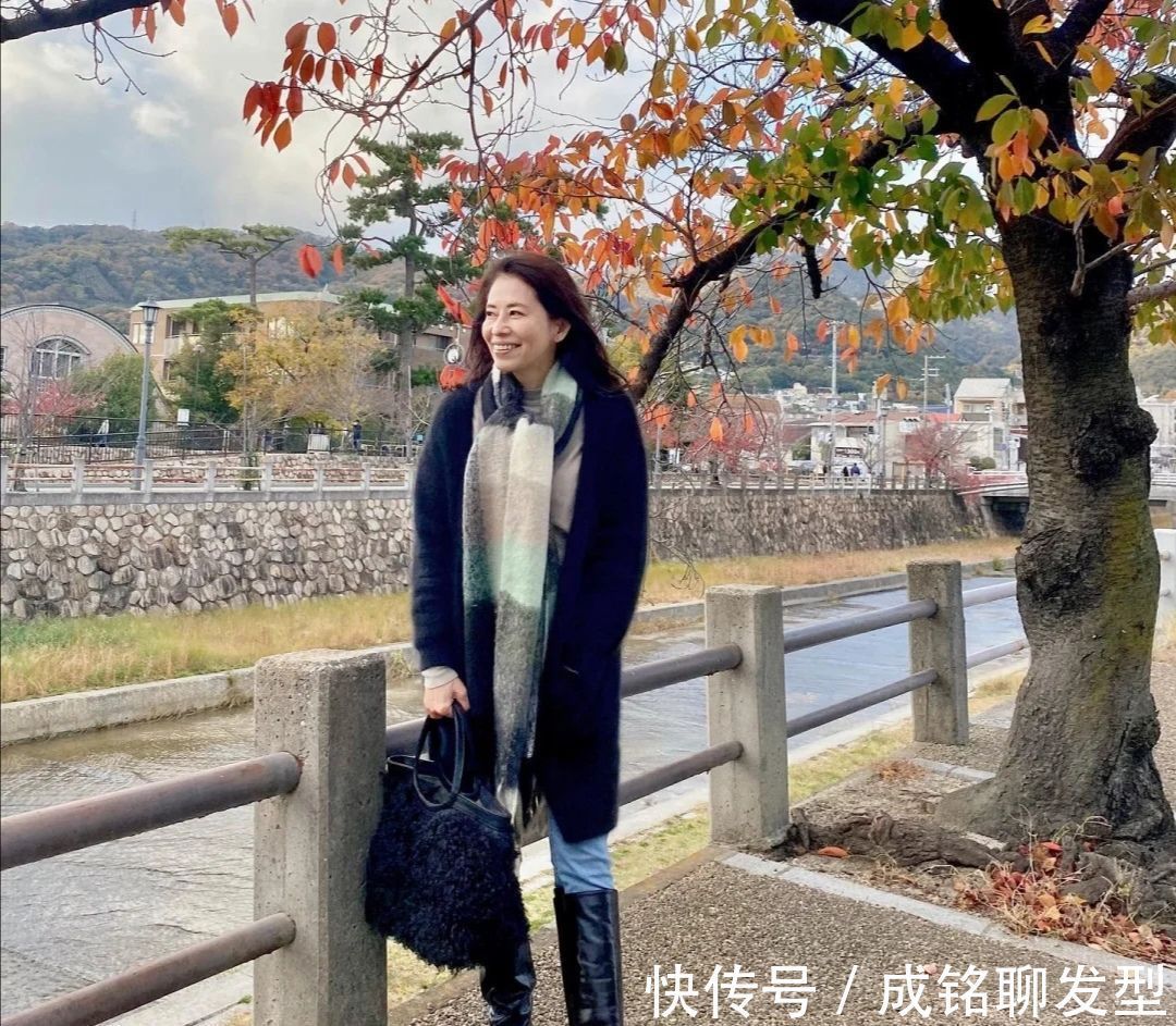 单品 真的看不出她已经61岁了!优雅穿搭,温柔气质,这状态不输年轻人