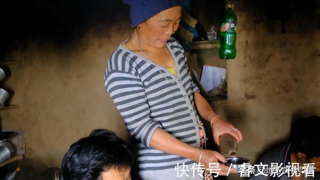 尼泊尔|尼泊尔山区村民杀猪，请全村人过来吃杀猪菜，贫困母亲也过来买肉
