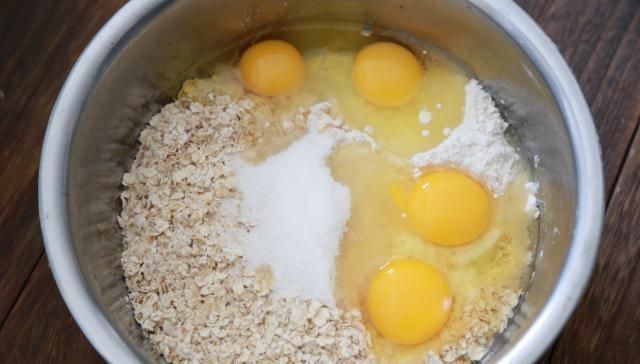 燕麦片中加4个鸡蛋,不用水不用蒸,鲜甜松软,比包子馒头还好吃