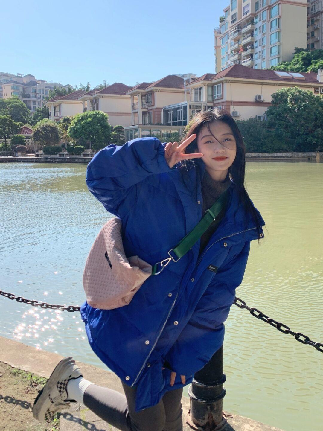 衬衫 一件简单的黑色大衣怎样穿出高级感?颜色搭配一定要选好,内搭绿色衬衫更时尚!