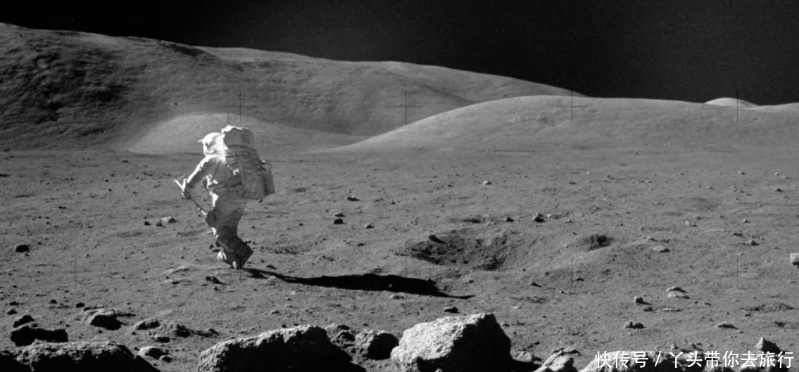 一个地球等于49个月球,那么绕月球走一圈要多长时间?