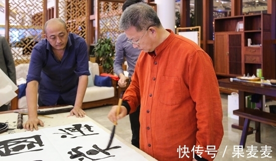 书法艺术@曾来德大半辈子乐在丑书中,却受到狂草大师吹捧:正本清源!