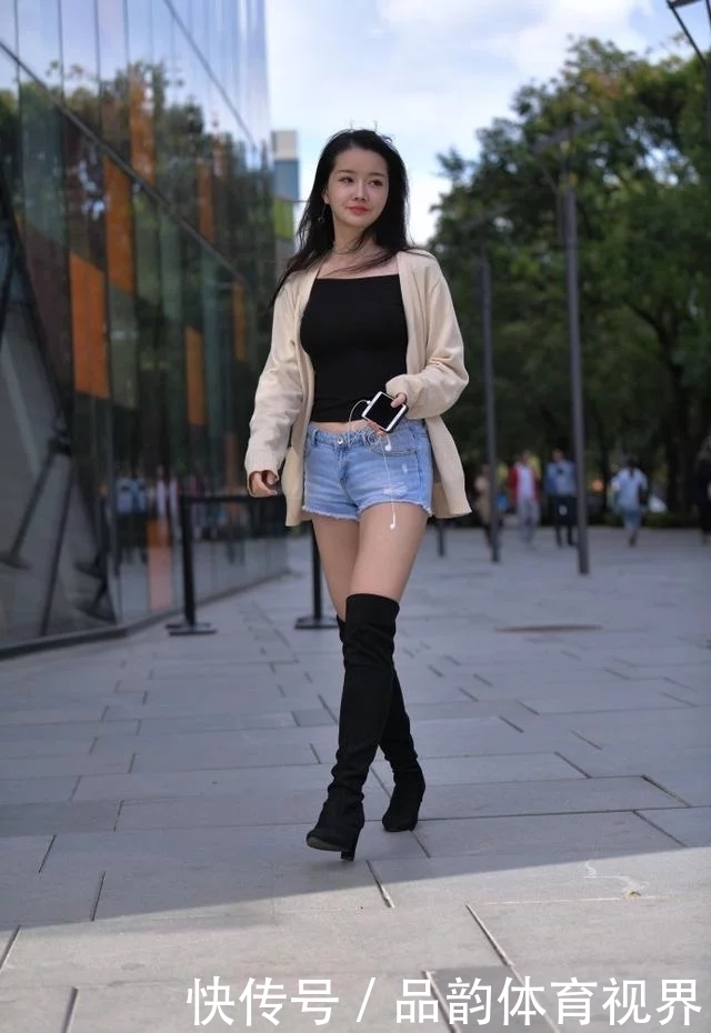 美女街拍冬季穿搭做“减法”,短裤搭配长筒靴,让你清新又有型
