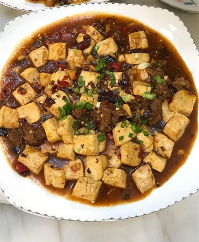 哥哥|哥哥请客，嫂子特意下厨招待，进厨房一趟，我悄悄留下五千块钱