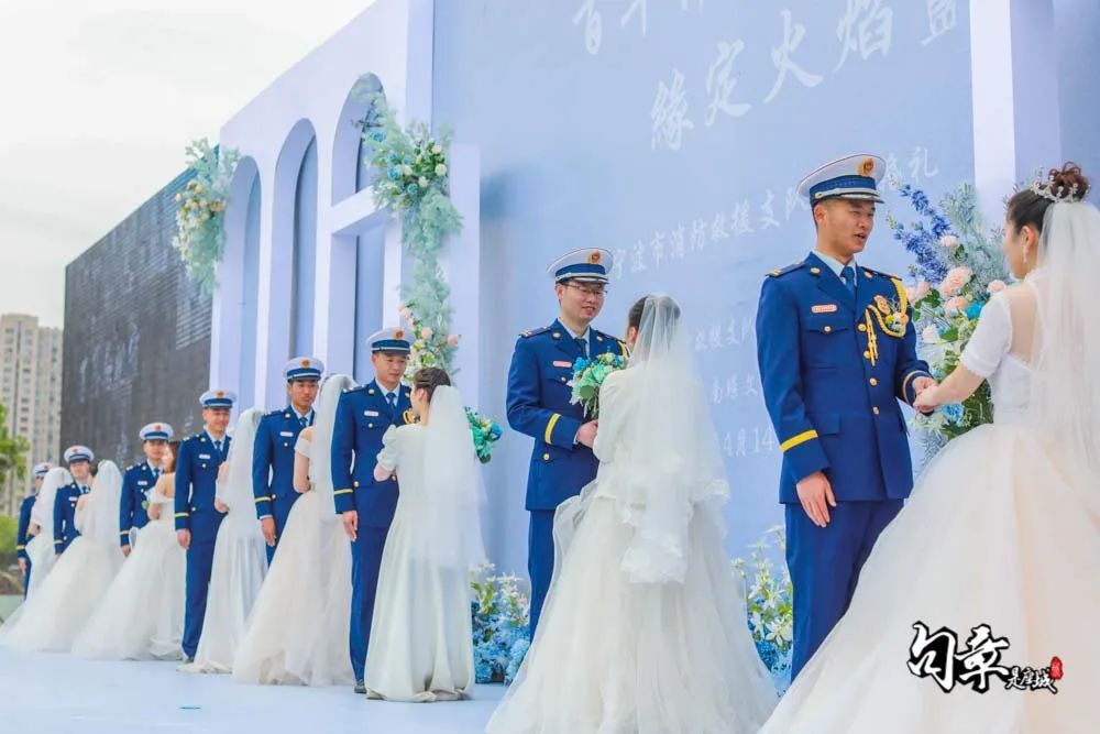 高甜撒糖！今天的文创港有最“嚣张”的婚车和最甜蜜的亲亲