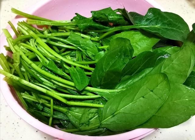  胡椒粉|菠菜别光凉拌着吃了，加这三样食材炒着吃，鲜嫩多汁，营养解腻，