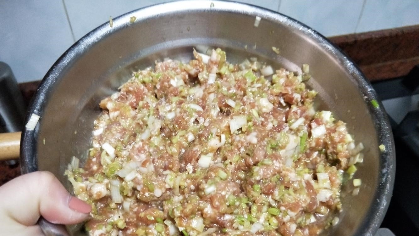调肉馅时, 万万不能少了这3种“料”, 否则馅又干又柴, 还不香!