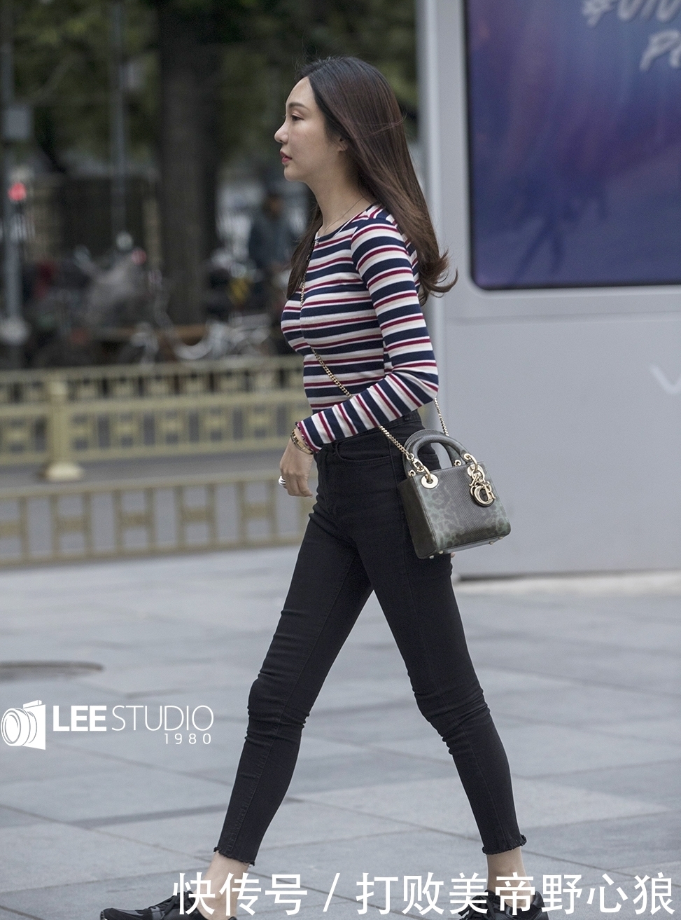 好看|街拍;卫衣搭配短裤好看吗?不好看再来双长袜子,满意吗