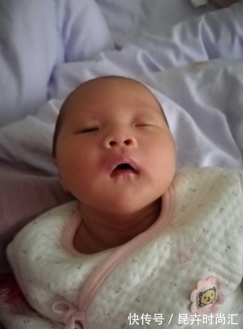 脾胃|这4个动作一出现,是宝宝在告诉你“我吃饱了”,再喂会伤脾胃