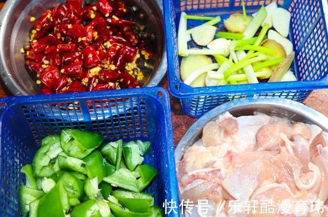 辣子鸡|制作辣子鸡丁不用油炸，试试这样做，味道也不差，轻轻松松做美食