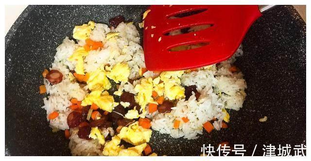 剩饭救星，一个小妙招让你的米饭好吃到爆，五分钟就能上桌！