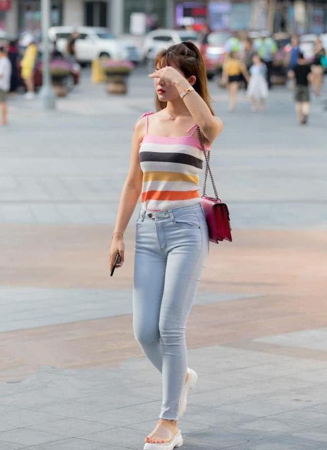 小美女|街拍T恤配牛仔裤的小美女,展现时尚优雅范,分分钟穿出自己的品质感